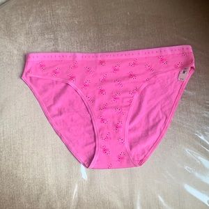 Selling Victoria’s Secret underwear nwt any questions ask 💕😊💕